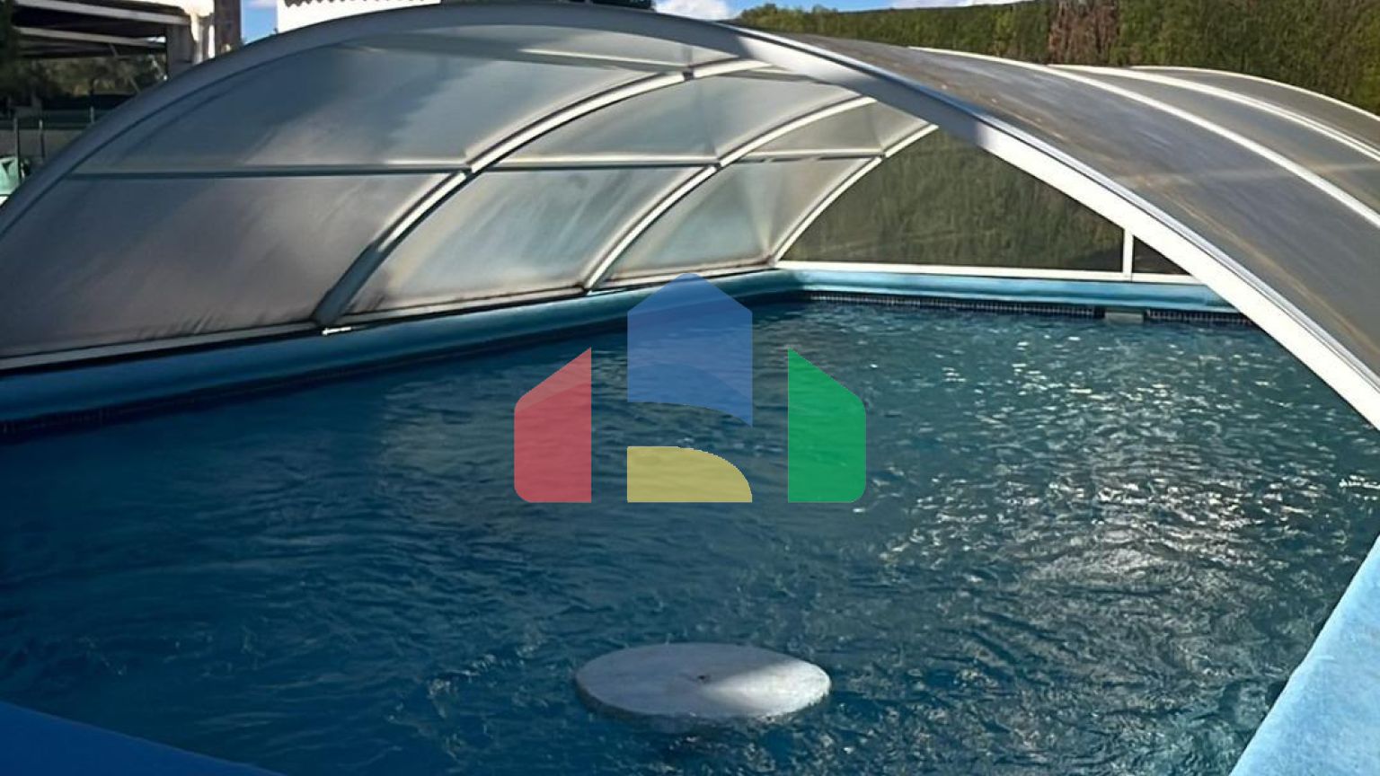 ВИЛЛА ПАРЕАДА С УЧАСТКОМ 412 М2 И ПРИВАТНЫМ БАССЕЙНОМ. 4 СПАЛЬНИ. 2 ВАННЫЕ. ПЛОЩАДЪ ДОМА 192 М2.