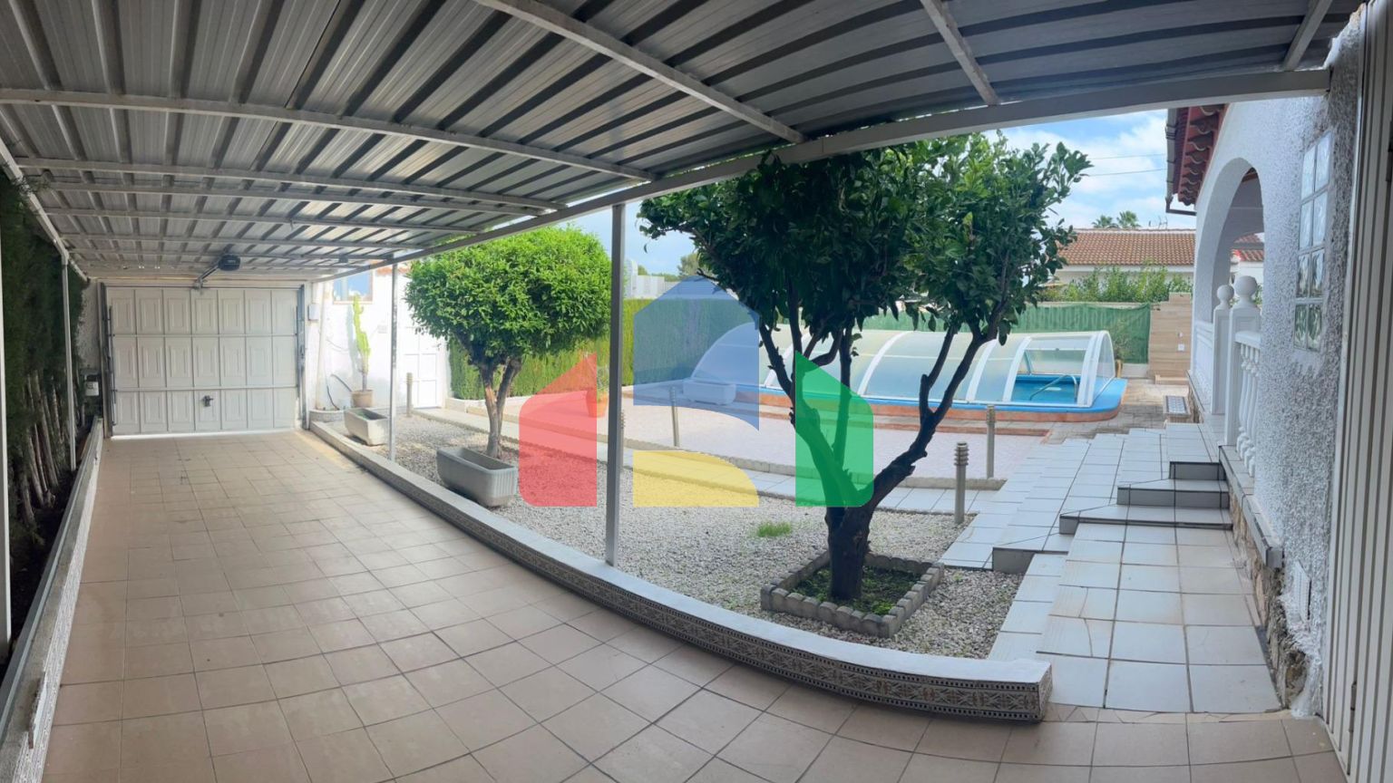 ВИЛЛА ПАРЕАДА С УЧАСТКОМ 412 М2 И ПРИВАТНЫМ БАССЕЙНОМ. 4 СПАЛЬНИ. 2 ВАННЫЕ. ПЛОЩАДЪ ДОМА 192 М2.