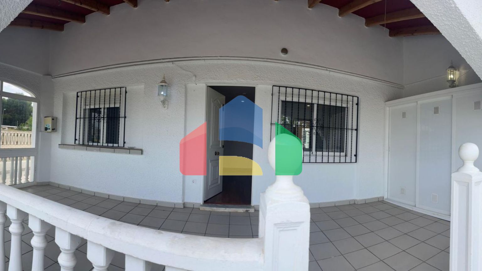 ВИЛЛА ПАРЕАДА С УЧАСТКОМ 412 М2 И ПРИВАТНЫМ БАССЕЙНОМ. 4 СПАЛЬНИ. 2 ВАННЫЕ. ПЛОЩАДЪ ДОМА 192 М2.