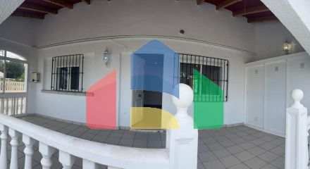 ВИЛЛА ПАРЕАДА С УЧАСТКОМ 412 М2 И ПРИВАТНЫМ БАССЕЙНОМ. 4 СПАЛЬНИ. 2 ВАННЫЕ. ПЛОЩАДЪ ДОМА 192 М2.