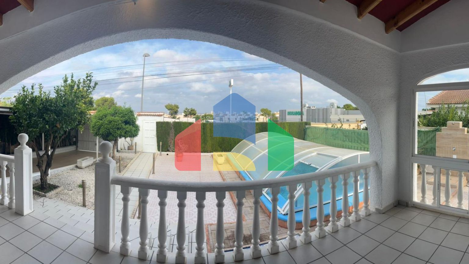 ВИЛЛА ПАРЕАДА С УЧАСТКОМ 412 М2 И ПРИВАТНЫМ БАССЕЙНОМ. 4 СПАЛЬНИ. 2 ВАННЫЕ. ПЛОЩАДЪ ДОМА 192 М2.