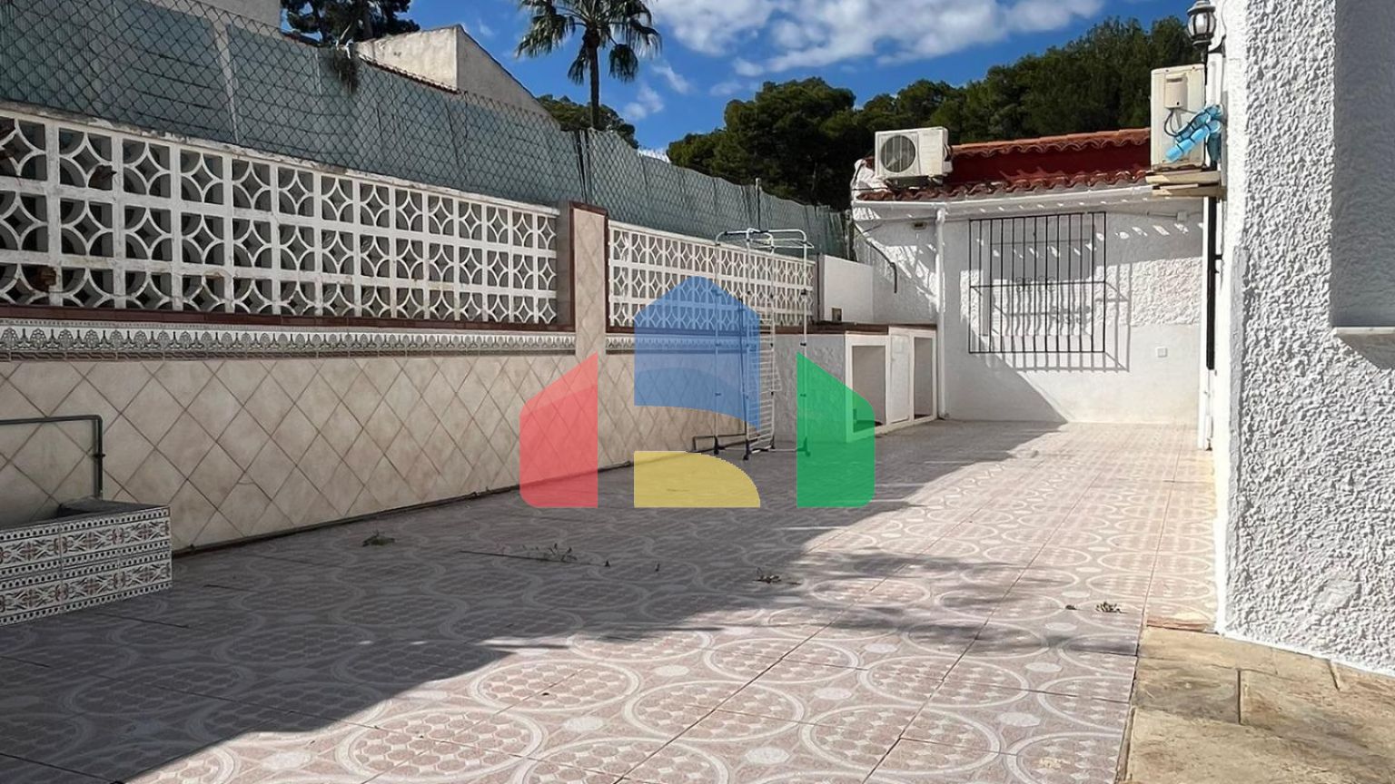 ВИЛЛА ПАРЕАДА С УЧАСТКОМ 412 М2 И ПРИВАТНЫМ БАССЕЙНОМ. 4 СПАЛЬНИ. 2 ВАННЫЕ. ПЛОЩАДЪ ДОМА 192 М2.