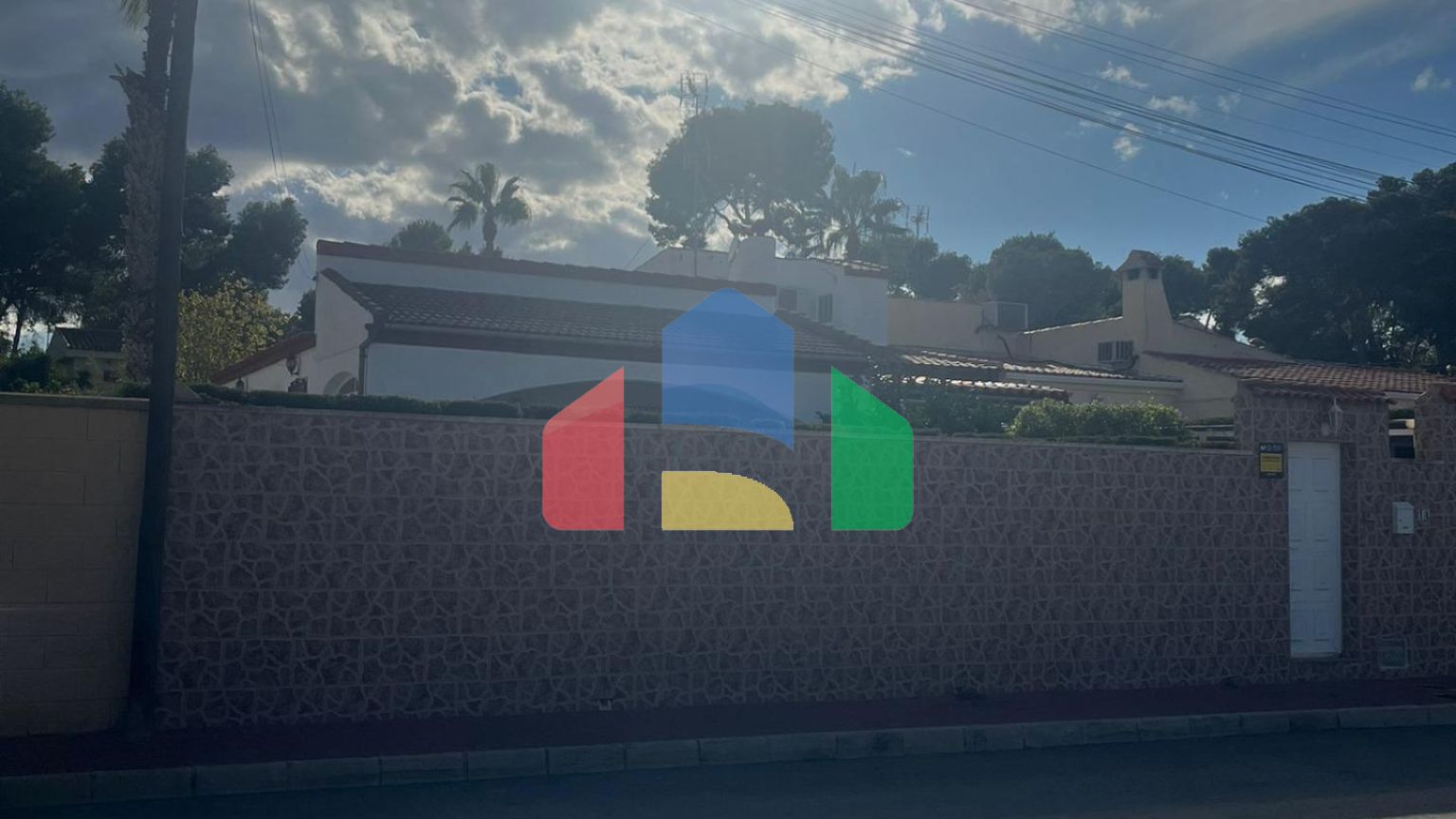 ВИЛЛА ПАРЕАДА С УЧАСТКОМ 412 М2 И ПРИВАТНЫМ БАССЕЙНОМ. 4 СПАЛЬНИ. 2 ВАННЫЕ. ПЛОЩАДЪ ДОМА 192 М2.