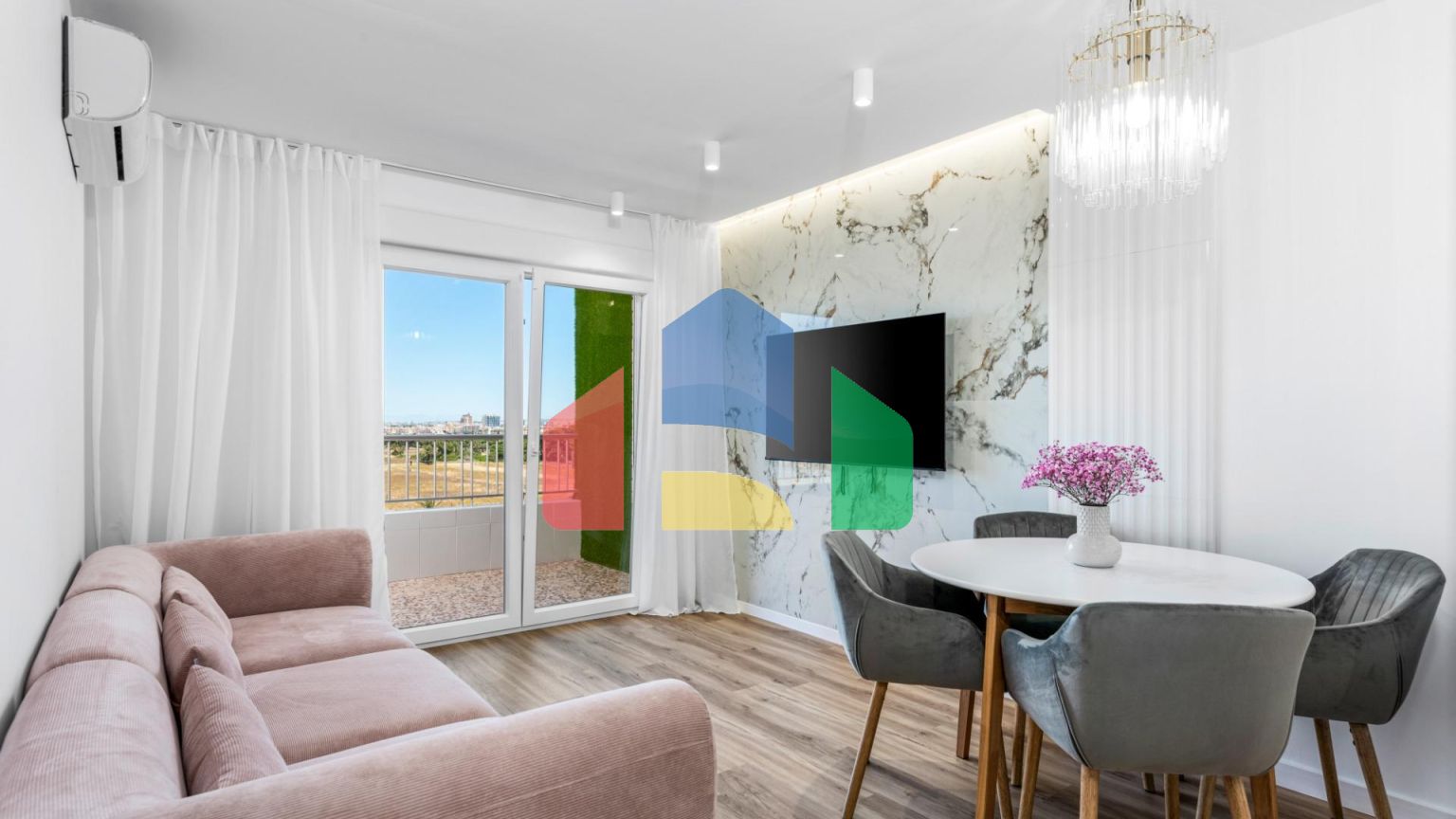 АПАРТАМЕНТЫ ПОСЛЕ РЕМОНТА С ВИДОМ НА МОРЕ! 2 СПАЛЬНИ. 2 ВАННЫЕ КОМНАТЫ. БАССЕЙН. ПЛЯЖ В 500 МЕТРАХ.