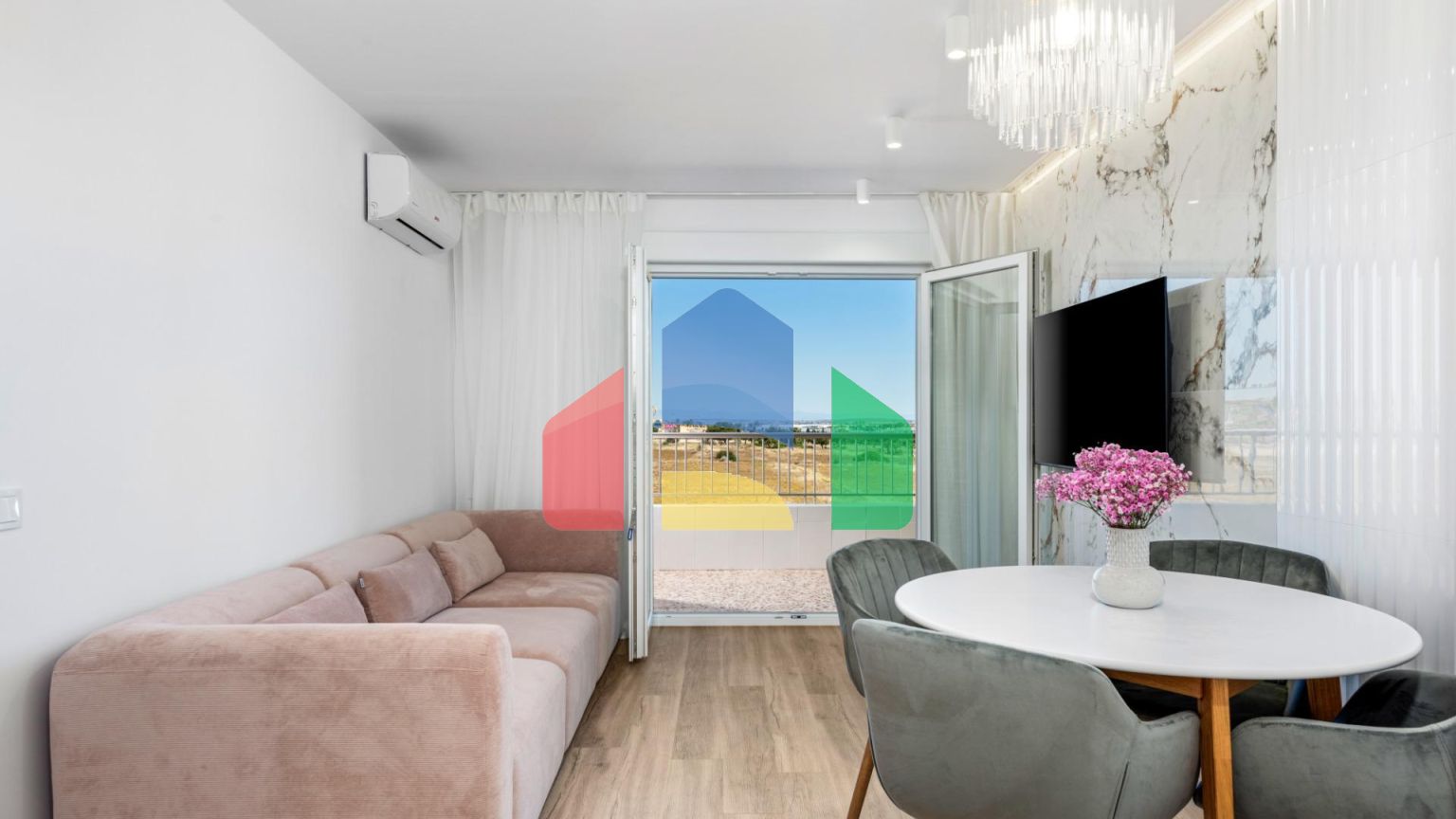 АПАРТАМЕНТЫ ПОСЛЕ РЕМОНТА С ВИДОМ НА МОРЕ! 2 СПАЛЬНИ. 2 ВАННЫЕ КОМНАТЫ. БАССЕЙН. ПЛЯЖ В 500 МЕТРАХ.