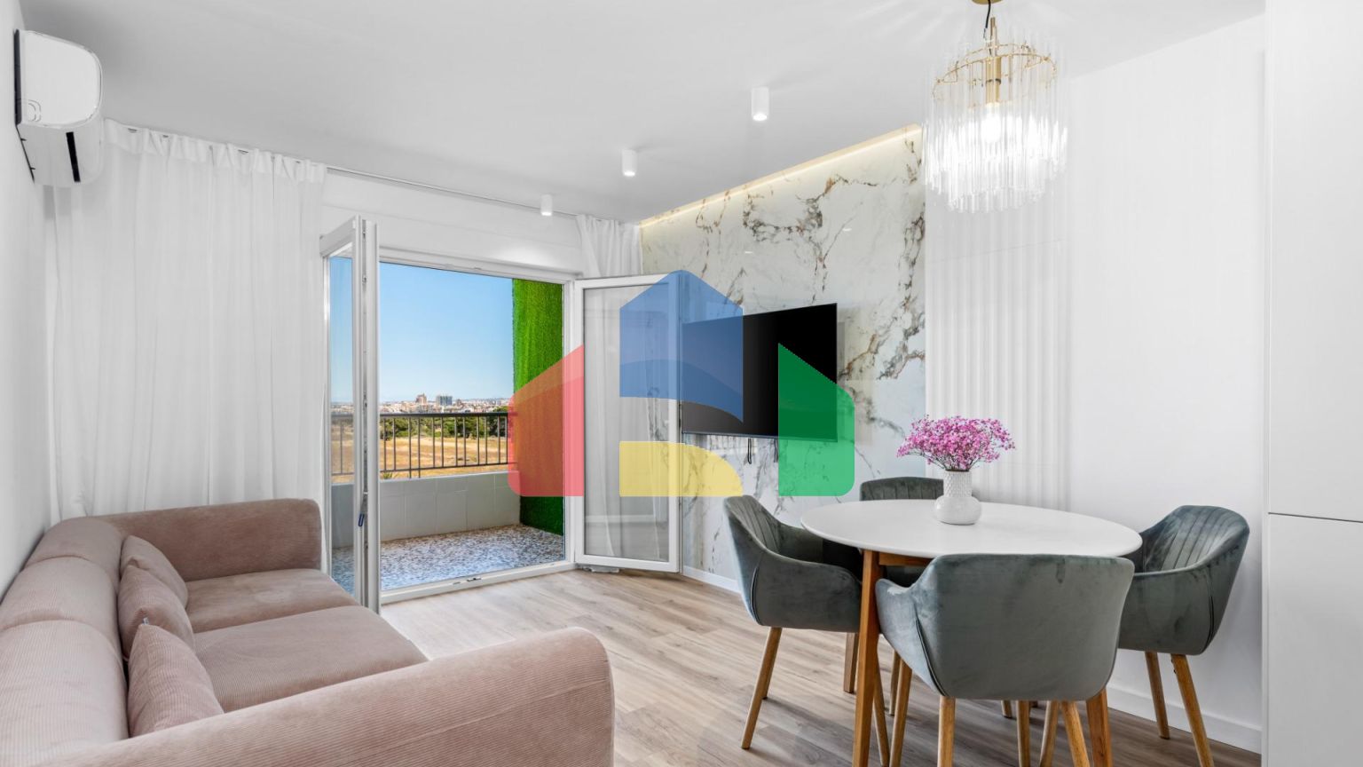 АПАРТАМЕНТЫ ПОСЛЕ РЕМОНТА С ВИДОМ НА МОРЕ! 2 СПАЛЬНИ. 2 ВАННЫЕ КОМНАТЫ. БАССЕЙН. ПЛЯЖ В 500 МЕТРАХ.