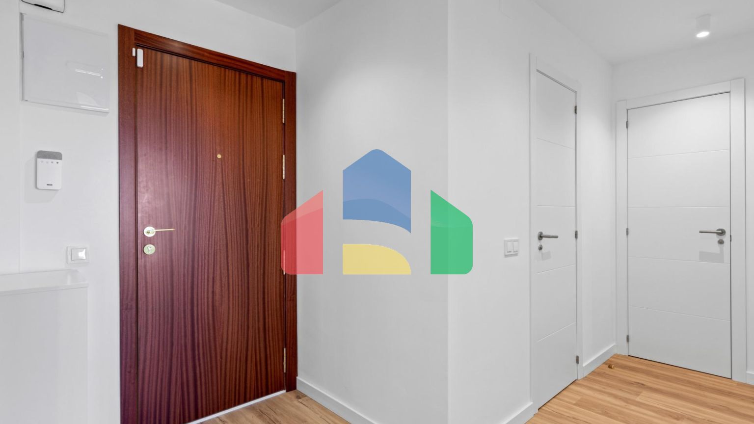 АПАРТАМЕНТЫ ПОСЛЕ РЕМОНТА С ВИДОМ НА МОРЕ! 2 СПАЛЬНИ. 2 ВАННЫЕ КОМНАТЫ. БАССЕЙН. ПЛЯЖ В 500 МЕТРАХ.