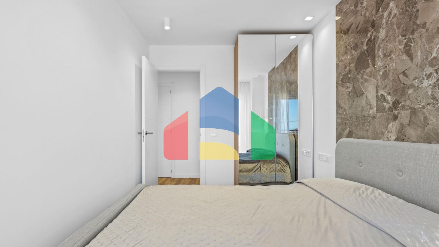 АПАРТАМЕНТЫ ПОСЛЕ РЕМОНТА С ВИДОМ НА МОРЕ! 2 СПАЛЬНИ. 2 ВАННЫЕ КОМНАТЫ. БАССЕЙН. ПЛЯЖ В 500 МЕТРАХ.