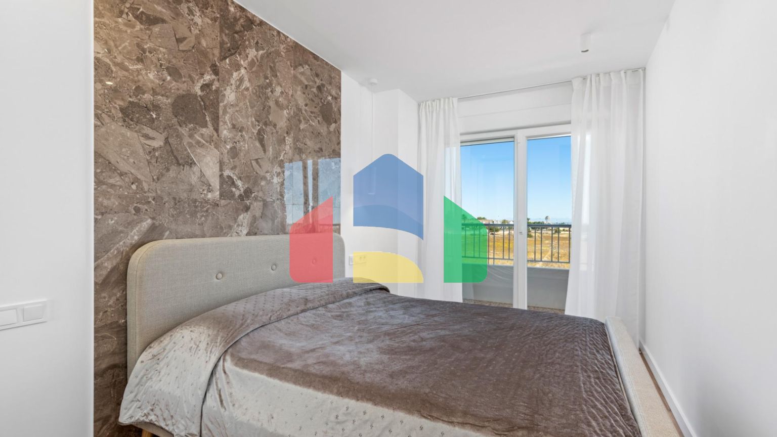 АПАРТАМЕНТЫ ПОСЛЕ РЕМОНТА С ВИДОМ НА МОРЕ! 2 СПАЛЬНИ. 2 ВАННЫЕ КОМНАТЫ. БАССЕЙН. ПЛЯЖ В 500 МЕТРАХ.