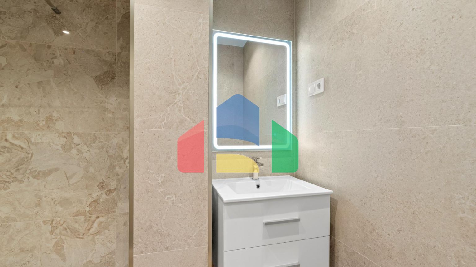 АПАРТАМЕНТЫ ПОСЛЕ РЕМОНТА С ВИДОМ НА МОРЕ! 2 СПАЛЬНИ. 2 ВАННЫЕ КОМНАТЫ. БАССЕЙН. ПЛЯЖ В 500 МЕТРАХ.