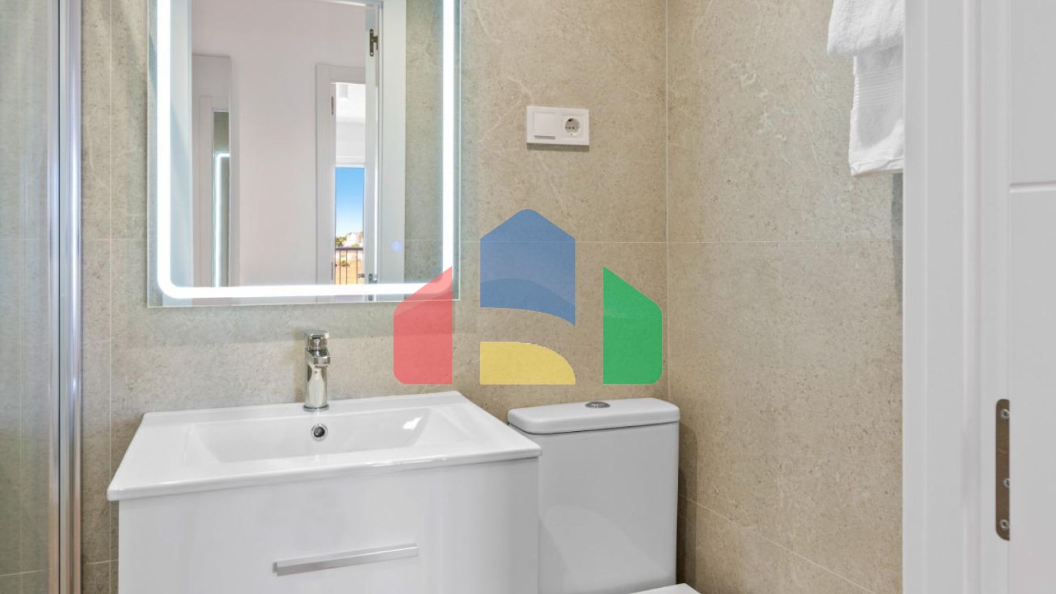 АПАРТАМЕНТЫ ПОСЛЕ РЕМОНТА С ВИДОМ НА МОРЕ! 2 СПАЛЬНИ. 2 ВАННЫЕ КОМНАТЫ. БАССЕЙН. ПЛЯЖ В 500 МЕТРАХ.