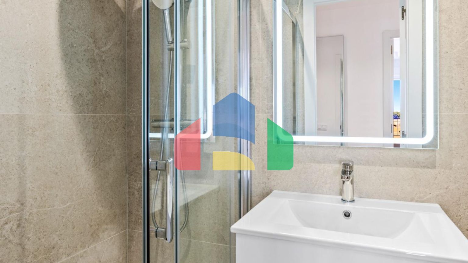 АПАРТАМЕНТЫ ПОСЛЕ РЕМОНТА С ВИДОМ НА МОРЕ! 2 СПАЛЬНИ. 2 ВАННЫЕ КОМНАТЫ. БАССЕЙН. ПЛЯЖ В 500 МЕТРАХ.