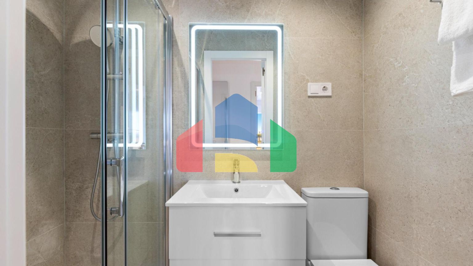 АПАРТАМЕНТЫ ПОСЛЕ РЕМОНТА С ВИДОМ НА МОРЕ! 2 СПАЛЬНИ. 2 ВАННЫЕ КОМНАТЫ. БАССЕЙН. ПЛЯЖ В 500 МЕТРАХ.