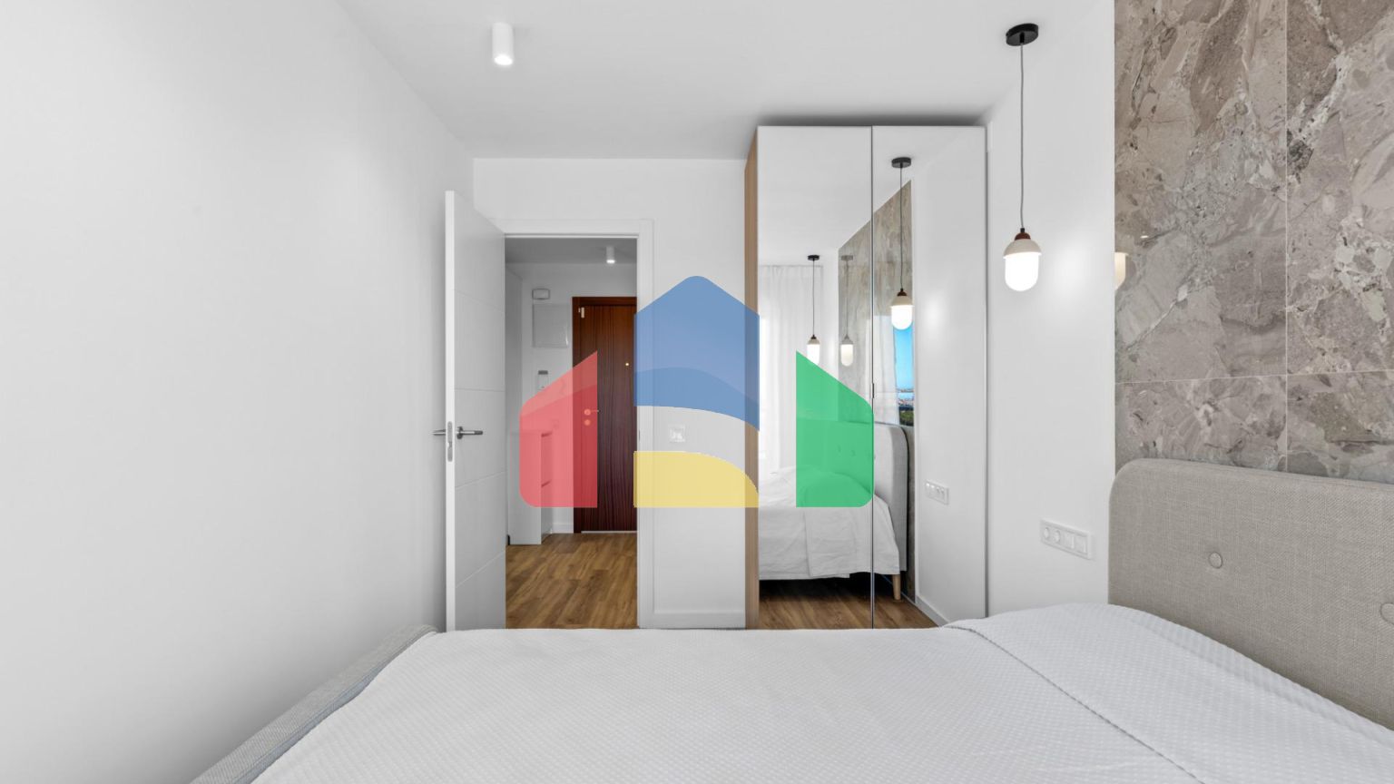 АПАРТАМЕНТЫ ПОСЛЕ РЕМОНТА С ВИДОМ НА МОРЕ! 2 СПАЛЬНИ. 2 ВАННЫЕ КОМНАТЫ. БАССЕЙН. ПЛЯЖ В 500 МЕТРАХ.