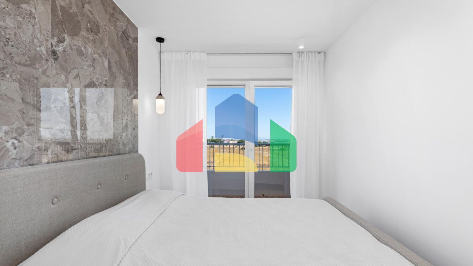 АПАРТАМЕНТЫ ПОСЛЕ РЕМОНТА С ВИДОМ НА МОРЕ! 2 СПАЛЬНИ. 2 ВАННЫЕ КОМНАТЫ. БАССЕЙН. ПЛЯЖ В 500 МЕТРАХ.