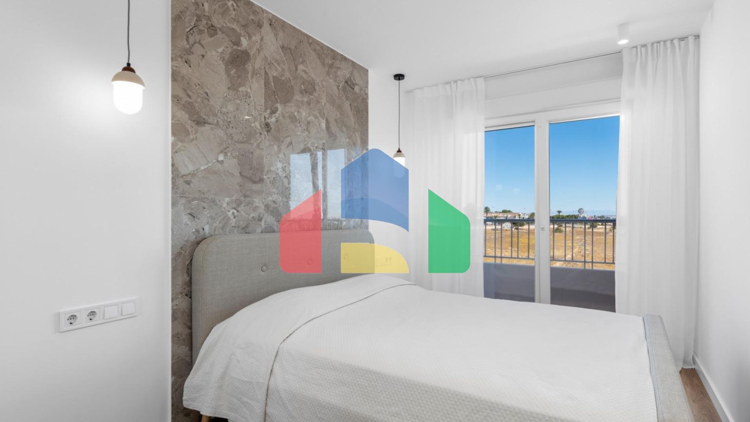 АПАРТАМЕНТЫ ПОСЛЕ РЕМОНТА С ВИДОМ НА МОРЕ! 2 СПАЛЬНИ. 2 ВАННЫЕ КОМНАТЫ. БАССЕЙН. ПЛЯЖ В 500 МЕТРАХ.