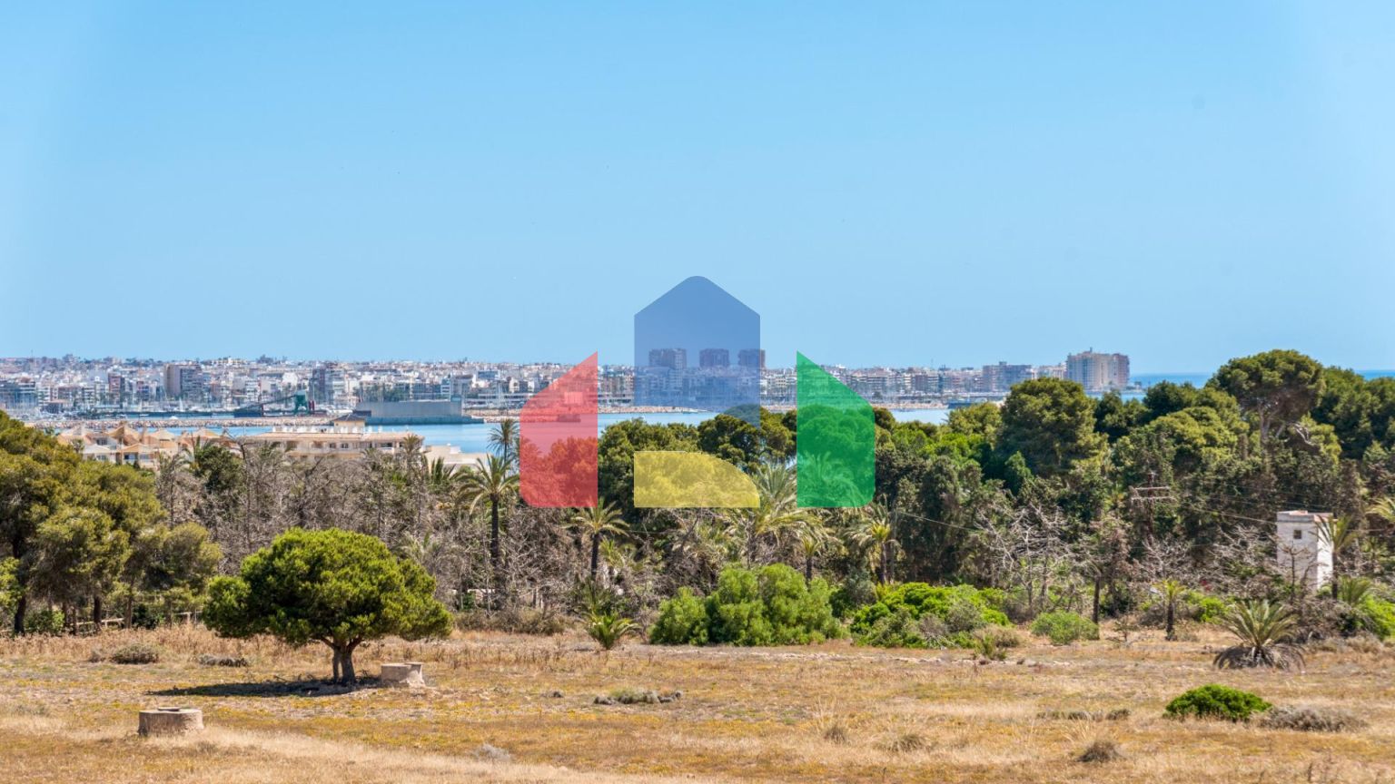 АПАРТАМЕНТЫ ПОСЛЕ РЕМОНТА С ВИДОМ НА МОРЕ! 2 СПАЛЬНИ. 2 ВАННЫЕ КОМНАТЫ. БАССЕЙН. ПЛЯЖ В 500 МЕТРАХ.