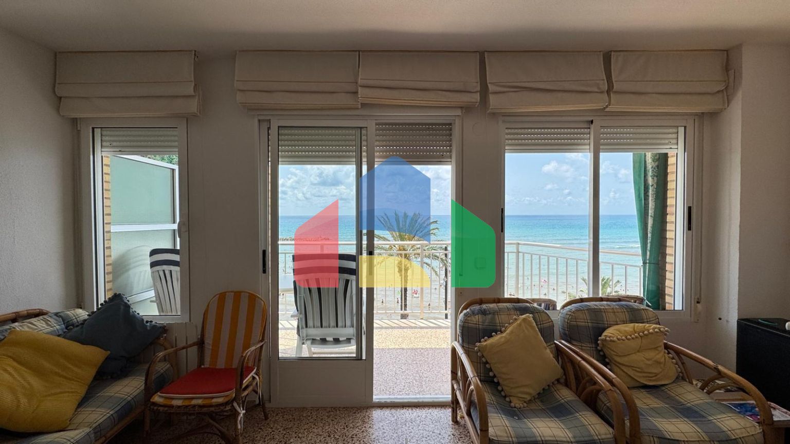 ПЕРВАЯ ЛИНИЯ! АПАРТАМЕНТЫ С ПРЯМЫМ ВИДОМ НА МОРЕ! ПОЛЕЗНАЯ ПЛОЩЯДЪ 101 М2. 3 СПАЛЬНИ. 2 ВАННЫЕ КОМНАТЫ.