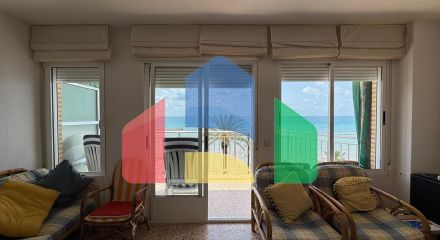 ПЕРВАЯ ЛИНИЯ! АПАРТАМЕНТЫ С ПРЯМЫМ ВИДОМ НА МОРЕ! ПОЛЕЗНАЯ ПЛОЩЯДЪ 101 М2. 3 СПАЛЬНИ. 2 ВАННЫЕ КОМНАТЫ.