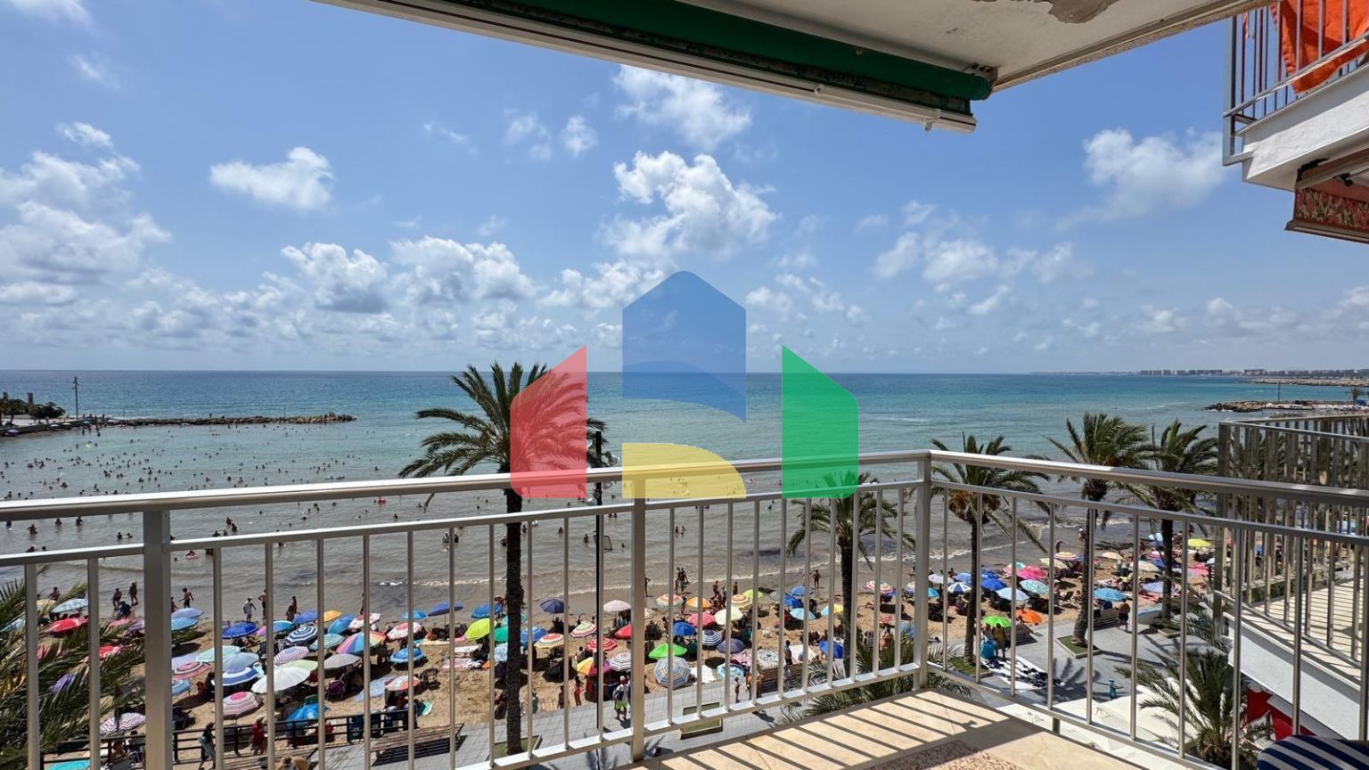 ПЕРВАЯ ЛИНИЯ! АПАРТАМЕНТЫ С ПРЯМЫМ ВИДОМ НА МОРЕ! ПОЛЕЗНАЯ ПЛОЩЯДЪ 101 М2. 3 СПАЛЬНИ. 2 ВАННЫЕ КОМНАТЫ.