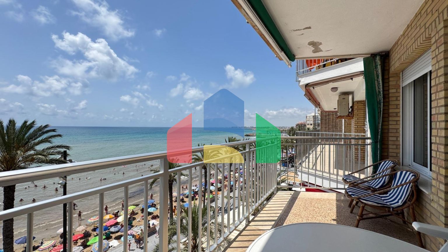 ПЕРВАЯ ЛИНИЯ! АПАРТАМЕНТЫ С ПРЯМЫМ ВИДОМ НА МОРЕ! ПОЛЕЗНАЯ ПЛОЩЯДЪ 101 М2. 3 СПАЛЬНИ. 2 ВАННЫЕ КОМНАТЫ.