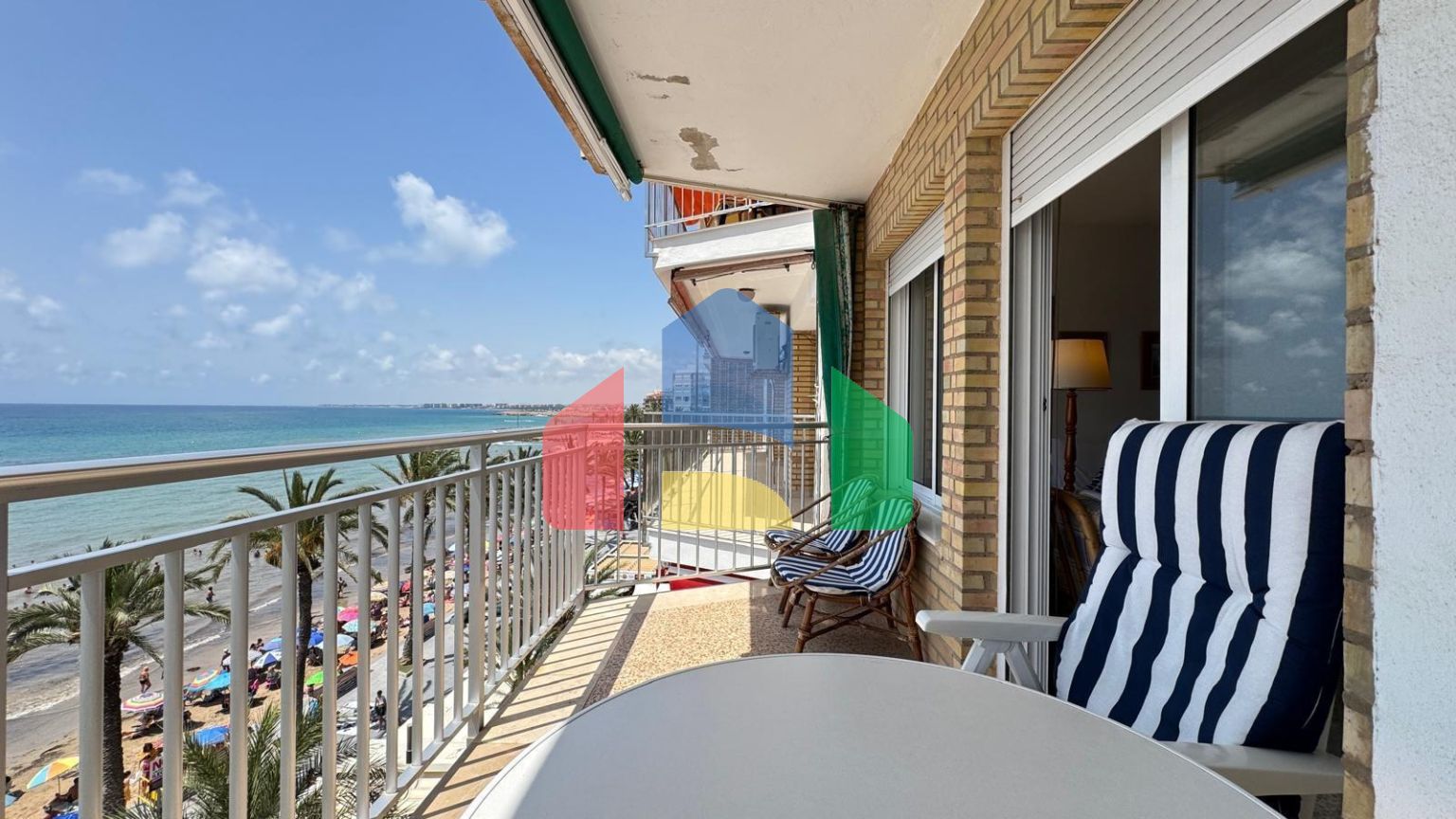 ПЕРВАЯ ЛИНИЯ! АПАРТАМЕНТЫ С ПРЯМЫМ ВИДОМ НА МОРЕ! ПОЛЕЗНАЯ ПЛОЩЯДЪ 101 М2. 3 СПАЛЬНИ. 2 ВАННЫЕ КОМНАТЫ.