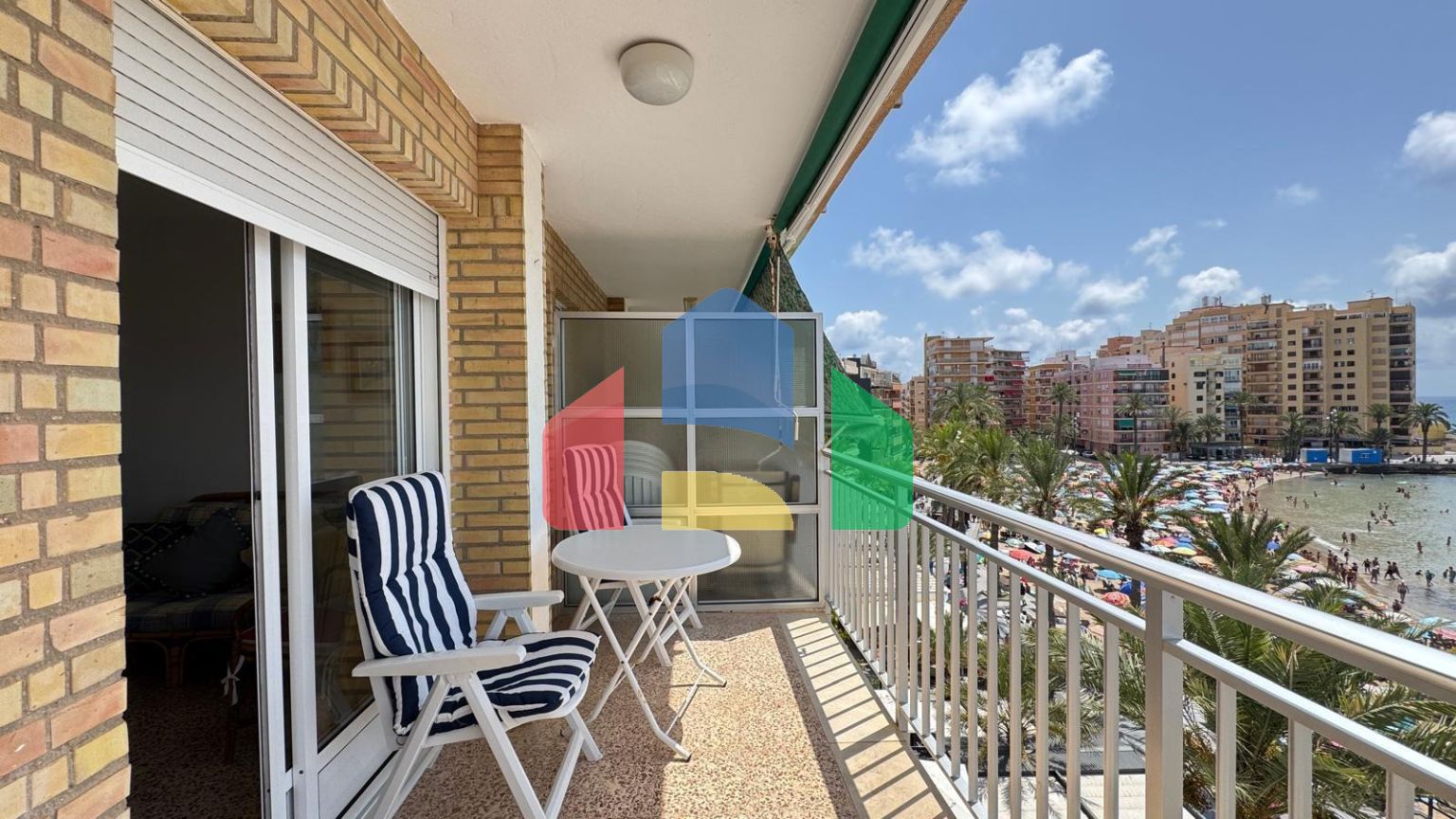 ПЕРВАЯ ЛИНИЯ! АПАРТАМЕНТЫ С ПРЯМЫМ ВИДОМ НА МОРЕ! ПОЛЕЗНАЯ ПЛОЩЯДЪ 101 М2. 3 СПАЛЬНИ. 2 ВАННЫЕ КОМНАТЫ.