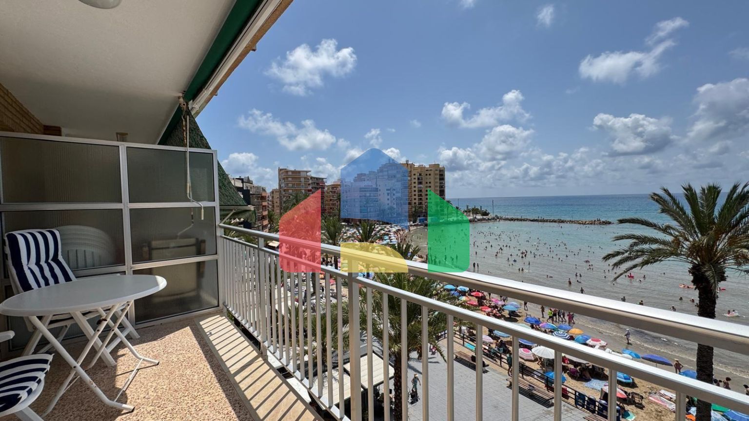 ПЕРВАЯ ЛИНИЯ! АПАРТАМЕНТЫ С ПРЯМЫМ ВИДОМ НА МОРЕ! ПОЛЕЗНАЯ ПЛОЩЯДЪ 101 М2. 3 СПАЛЬНИ. 2 ВАННЫЕ КОМНАТЫ.