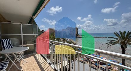 ПЕРВАЯ ЛИНИЯ! АПАРТАМЕНТЫ С ПРЯМЫМ ВИДОМ НА МОРЕ! ПОЛЕЗНАЯ ПЛОЩЯДЪ 101 М2. 3 СПАЛЬНИ. 2 ВАННЫЕ КОМНАТЫ.