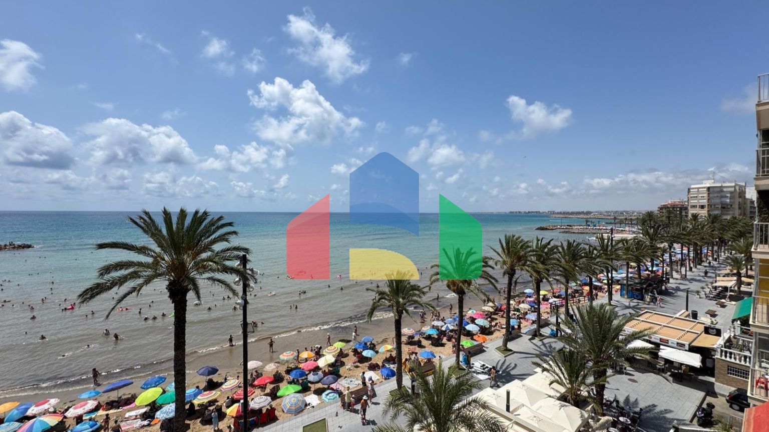 ПЕРВАЯ ЛИНИЯ! АПАРТАМЕНТЫ С ПРЯМЫМ ВИДОМ НА МОРЕ! ПОЛЕЗНАЯ ПЛОЩЯДЪ 101 М2. 3 СПАЛЬНИ. 2 ВАННЫЕ КОМНАТЫ.