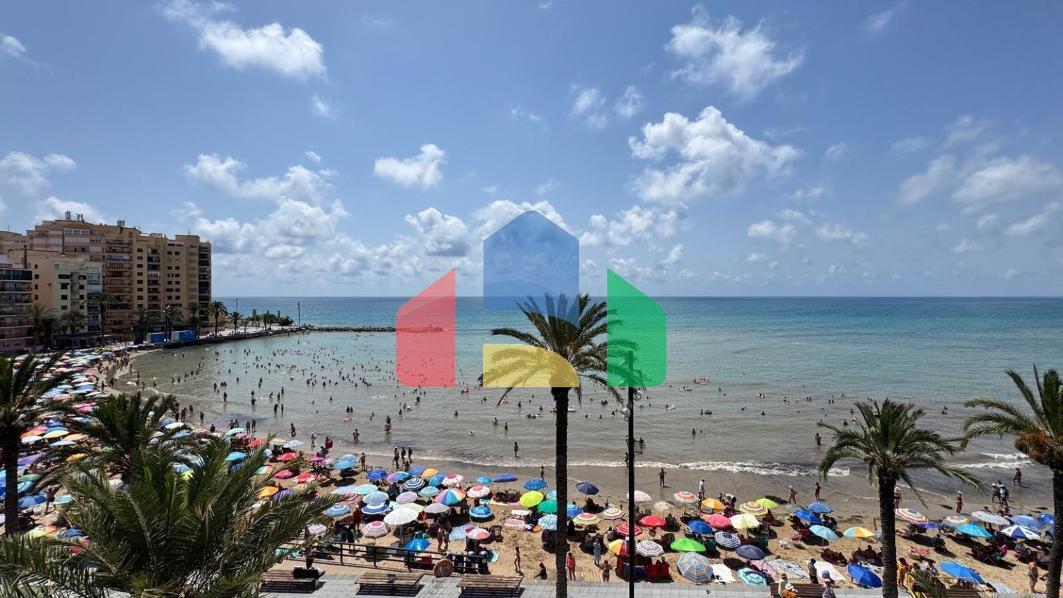 ПЕРВАЯ ЛИНИЯ! АПАРТАМЕНТЫ С ПРЯМЫМ ВИДОМ НА МОРЕ! ПОЛЕЗНАЯ ПЛОЩЯДЪ 101 М2. 3 СПАЛЬНИ. 2 ВАННЫЕ КОМНАТЫ.