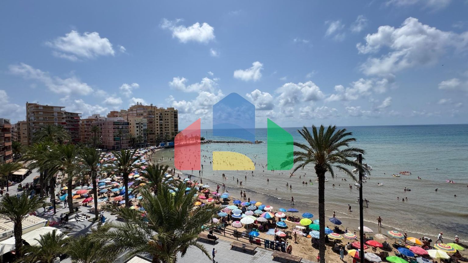 ПЕРВАЯ ЛИНИЯ! АПАРТАМЕНТЫ С ПРЯМЫМ ВИДОМ НА МОРЕ! ПОЛЕЗНАЯ ПЛОЩЯДЪ 101 М2. 3 СПАЛЬНИ. 2 ВАННЫЕ КОМНАТЫ.