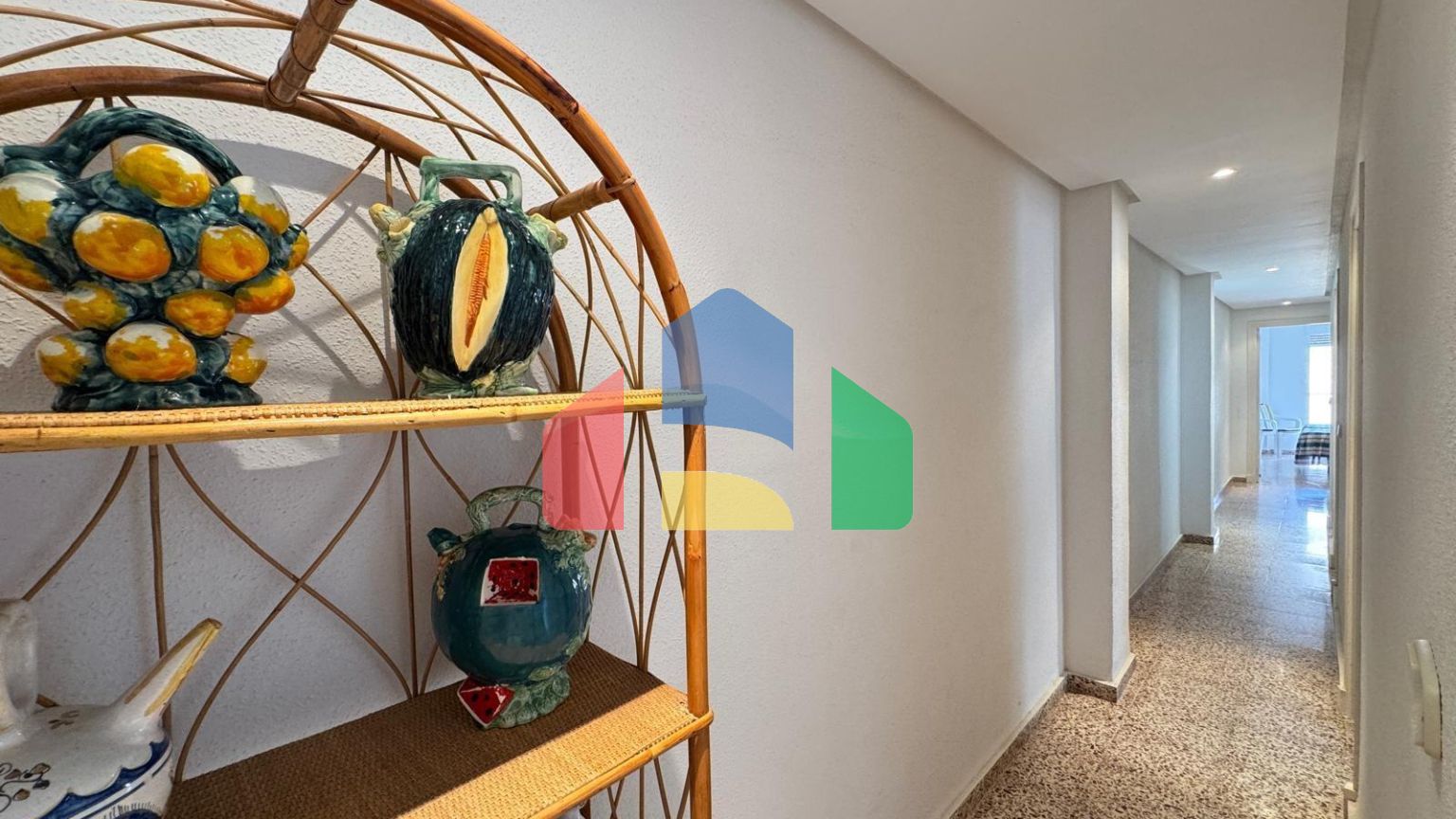 ПЕРВАЯ ЛИНИЯ! АПАРТАМЕНТЫ С ПРЯМЫМ ВИДОМ НА МОРЕ! ПОЛЕЗНАЯ ПЛОЩЯДЪ 101 М2. 3 СПАЛЬНИ. 2 ВАННЫЕ КОМНАТЫ.