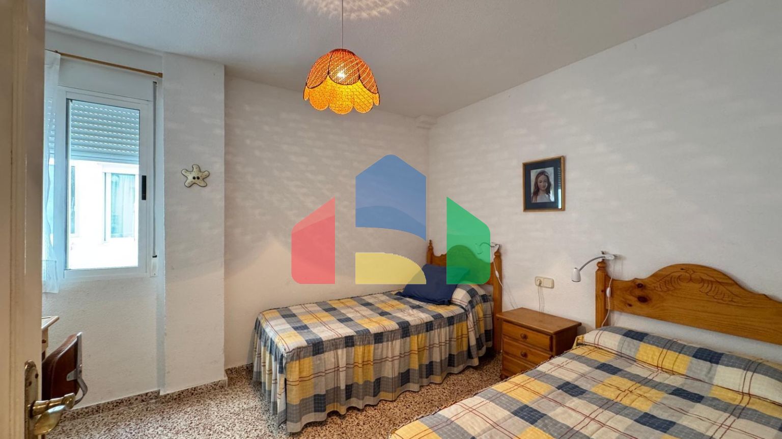 ПЕРВАЯ ЛИНИЯ! АПАРТАМЕНТЫ С ПРЯМЫМ ВИДОМ НА МОРЕ! ПОЛЕЗНАЯ ПЛОЩЯДЪ 101 М2. 3 СПАЛЬНИ. 2 ВАННЫЕ КОМНАТЫ.