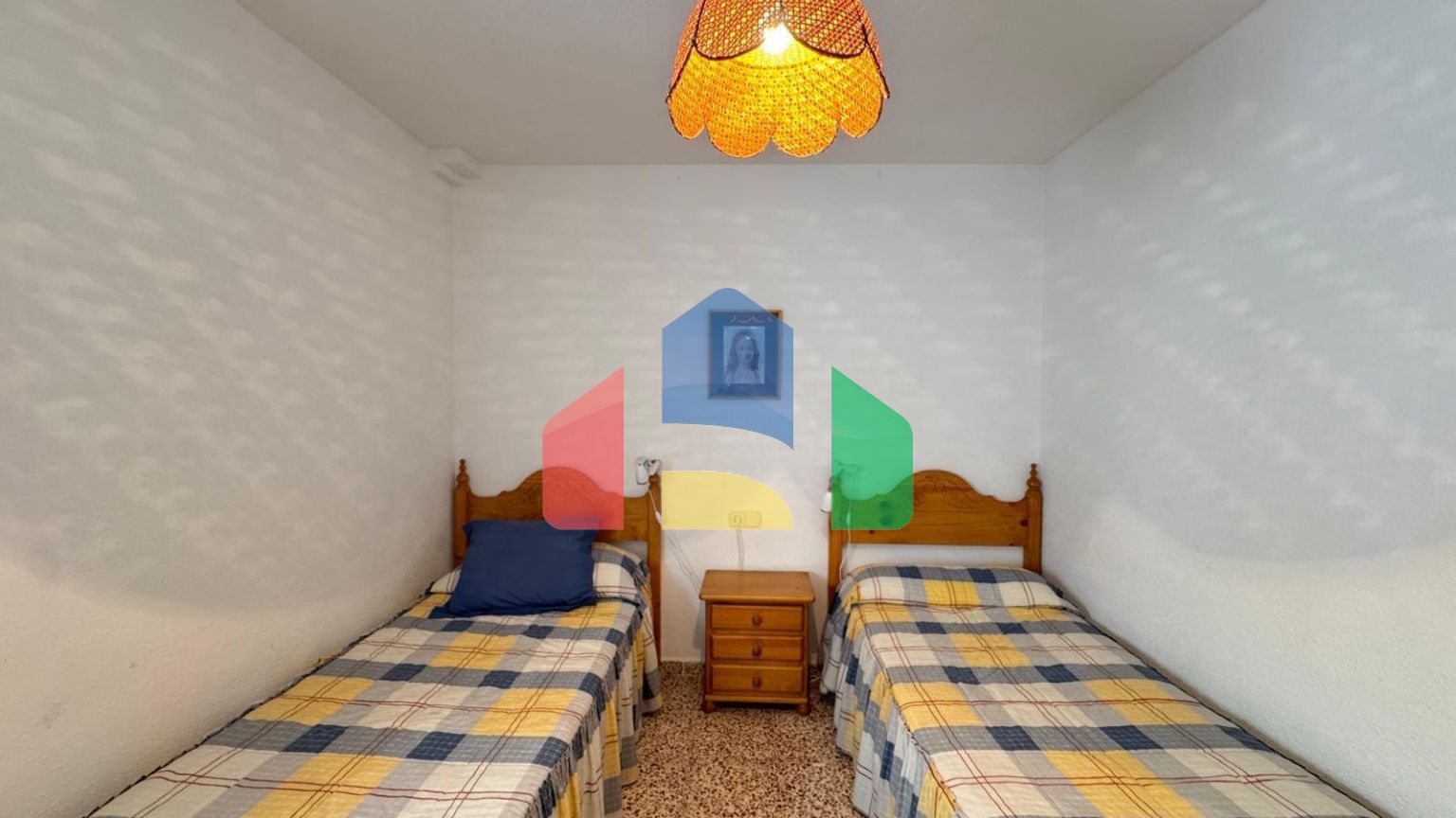 ПЕРВАЯ ЛИНИЯ! АПАРТАМЕНТЫ С ПРЯМЫМ ВИДОМ НА МОРЕ! ПОЛЕЗНАЯ ПЛОЩЯДЪ 101 М2. 3 СПАЛЬНИ. 2 ВАННЫЕ КОМНАТЫ.