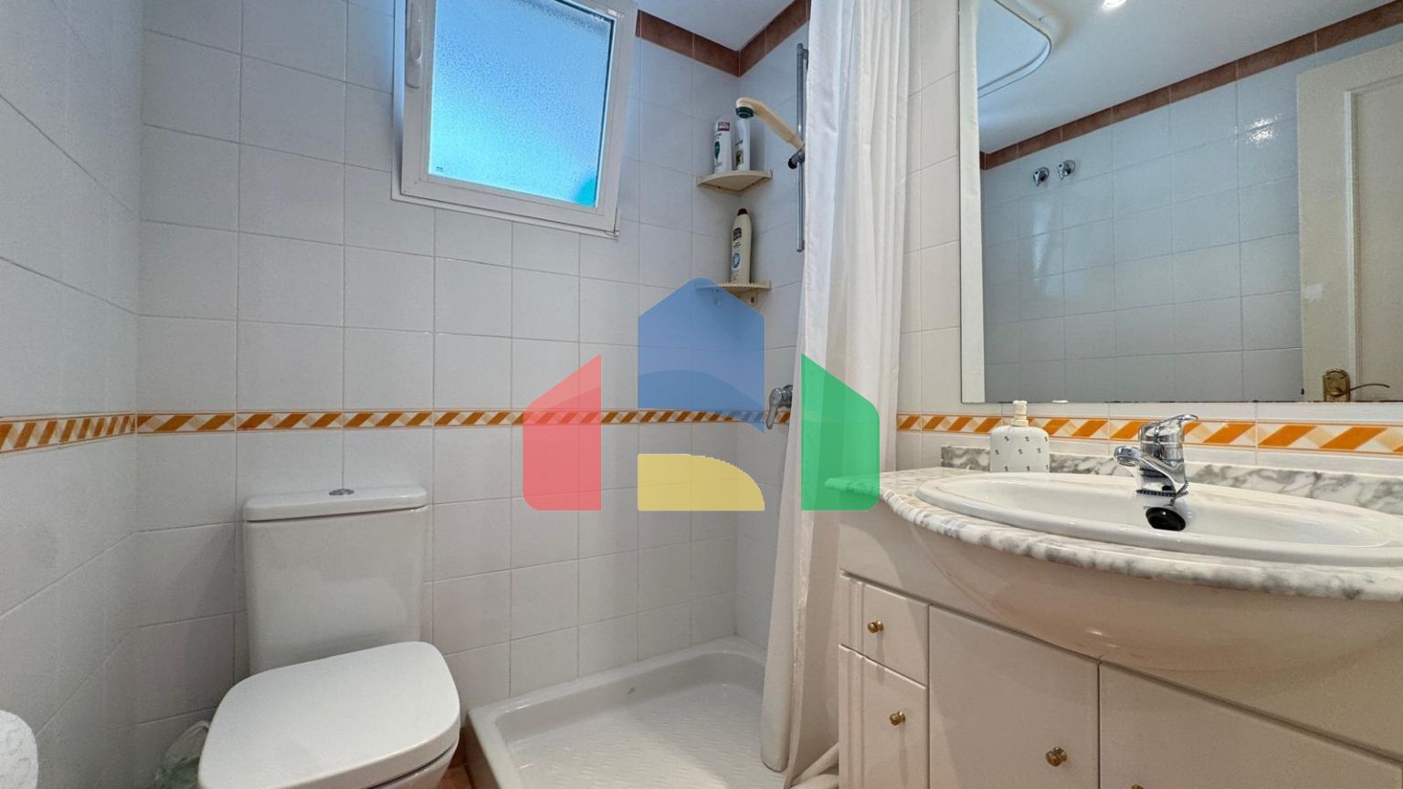 ПЕРВАЯ ЛИНИЯ! АПАРТАМЕНТЫ С ПРЯМЫМ ВИДОМ НА МОРЕ! ПОЛЕЗНАЯ ПЛОЩЯДЪ 101 М2. 3 СПАЛЬНИ. 2 ВАННЫЕ КОМНАТЫ.