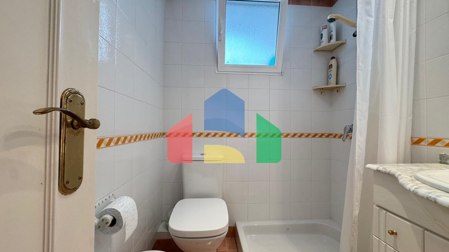 ПЕРВАЯ ЛИНИЯ! АПАРТАМЕНТЫ С ПРЯМЫМ ВИДОМ НА МОРЕ! ПОЛЕЗНАЯ ПЛОЩЯДЪ 101 М2. 3 СПАЛЬНИ. 2 ВАННЫЕ КОМНАТЫ.