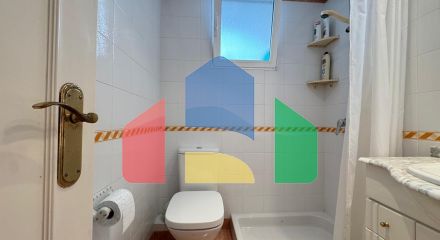 ПЕРВАЯ ЛИНИЯ! АПАРТАМЕНТЫ С ПРЯМЫМ ВИДОМ НА МОРЕ! ПОЛЕЗНАЯ ПЛОЩЯДЪ 101 М2. 3 СПАЛЬНИ. 2 ВАННЫЕ КОМНАТЫ.