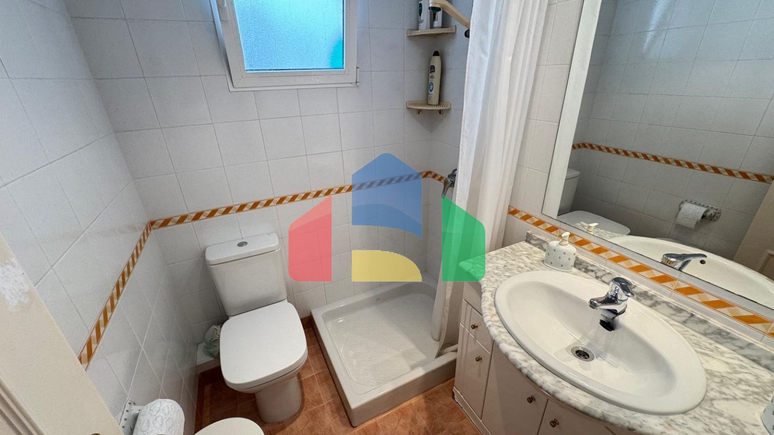 ПЕРВАЯ ЛИНИЯ! АПАРТАМЕНТЫ С ПРЯМЫМ ВИДОМ НА МОРЕ! ПОЛЕЗНАЯ ПЛОЩЯДЪ 101 М2. 3 СПАЛЬНИ. 2 ВАННЫЕ КОМНАТЫ.