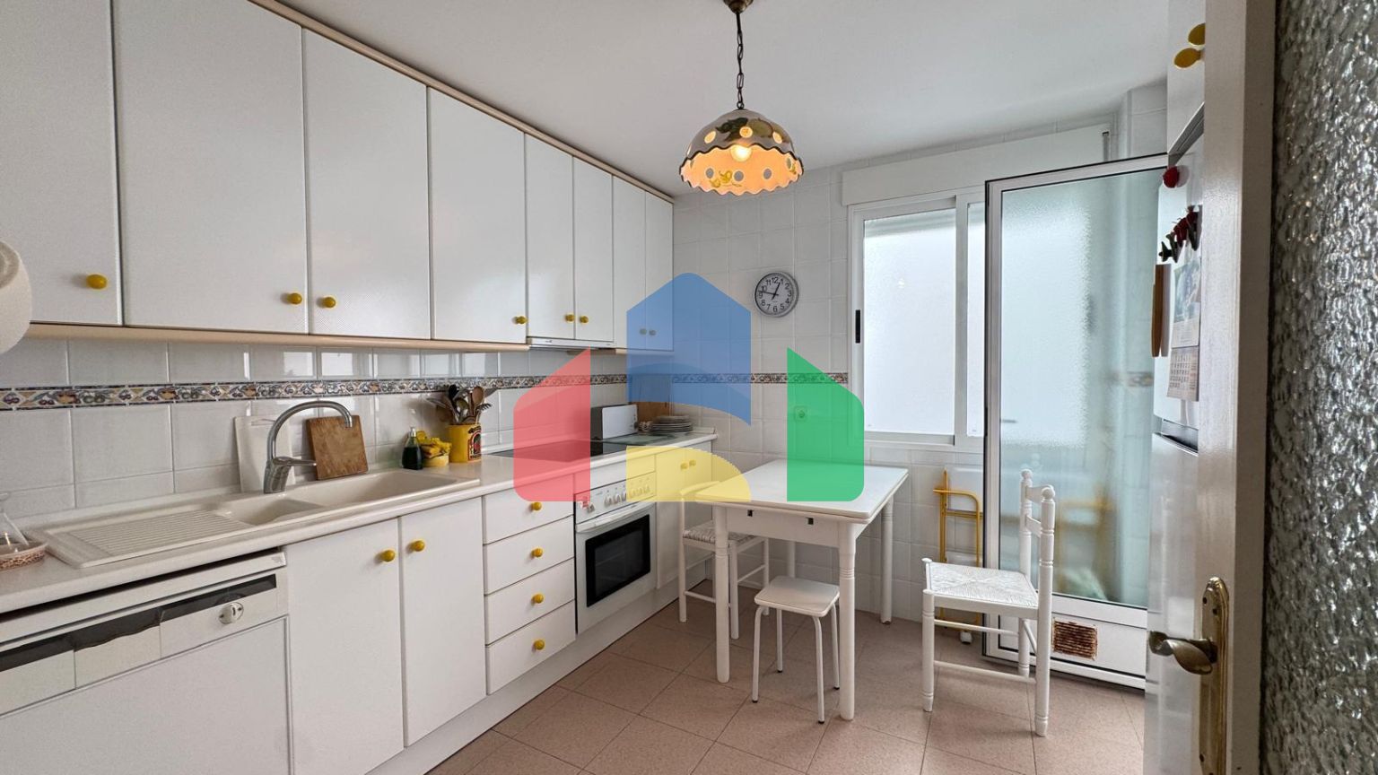 ПЕРВАЯ ЛИНИЯ! АПАРТАМЕНТЫ С ПРЯМЫМ ВИДОМ НА МОРЕ! ПОЛЕЗНАЯ ПЛОЩЯДЪ 101 М2. 3 СПАЛЬНИ. 2 ВАННЫЕ КОМНАТЫ.