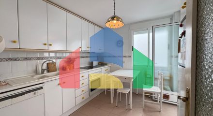 ПЕРВАЯ ЛИНИЯ! АПАРТАМЕНТЫ С ПРЯМЫМ ВИДОМ НА МОРЕ! ПОЛЕЗНАЯ ПЛОЩЯДЪ 101 М2. 3 СПАЛЬНИ. 2 ВАННЫЕ КОМНАТЫ.