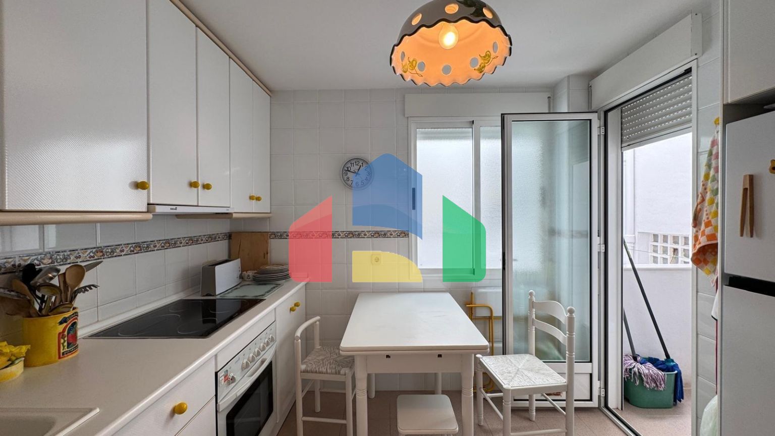 ПЕРВАЯ ЛИНИЯ! АПАРТАМЕНТЫ С ПРЯМЫМ ВИДОМ НА МОРЕ! ПОЛЕЗНАЯ ПЛОЩЯДЪ 101 М2. 3 СПАЛЬНИ. 2 ВАННЫЕ КОМНАТЫ.