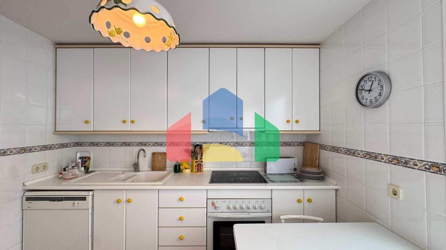 ПЕРВАЯ ЛИНИЯ! АПАРТАМЕНТЫ С ПРЯМЫМ ВИДОМ НА МОРЕ! ПОЛЕЗНАЯ ПЛОЩЯДЪ 101 М2. 3 СПАЛЬНИ. 2 ВАННЫЕ КОМНАТЫ.