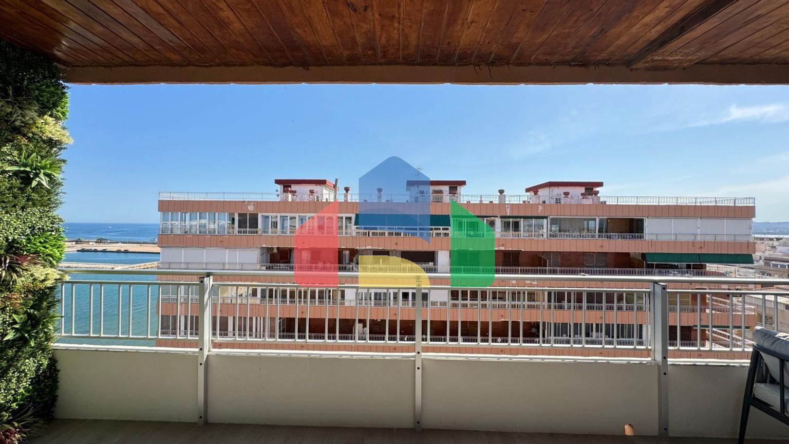 КВАРТИРА НА ПЕРВОЙ ЛИНИИ ПОСЛЕ КАП. РЕМОНТА! ПРЯМОЙ ВИД НА МОРЕ! 3 СПАЛЬНИ. 2 ВАННЫЕ. 90 М2.