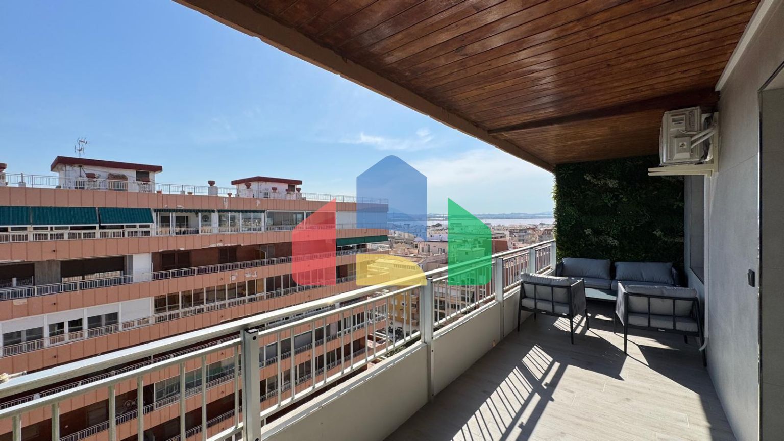 КВАРТИРА НА ПЕРВОЙ ЛИНИИ ПОСЛЕ КАП. РЕМОНТА! ПРЯМОЙ ВИД НА МОРЕ! 3 СПАЛЬНИ. 2 ВАННЫЕ. 90 М2.