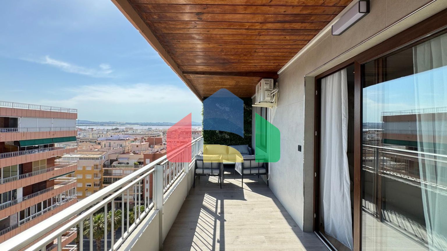 КВАРТИРА НА ПЕРВОЙ ЛИНИИ ПОСЛЕ КАП. РЕМОНТА! ПРЯМОЙ ВИД НА МОРЕ! 3 СПАЛЬНИ. 2 ВАННЫЕ. 90 М2.