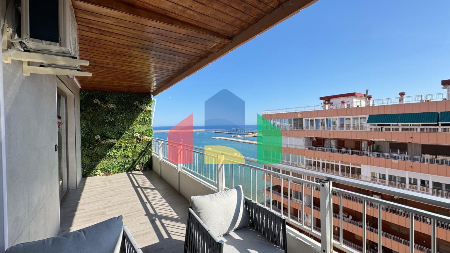 КВАРТИРА НА ПЕРВОЙ ЛИНИИ ПОСЛЕ КАП. РЕМОНТА! ПРЯМОЙ ВИД НА МОРЕ! 3 СПАЛЬНИ. 2 ВАННЫЕ. 90 М2.