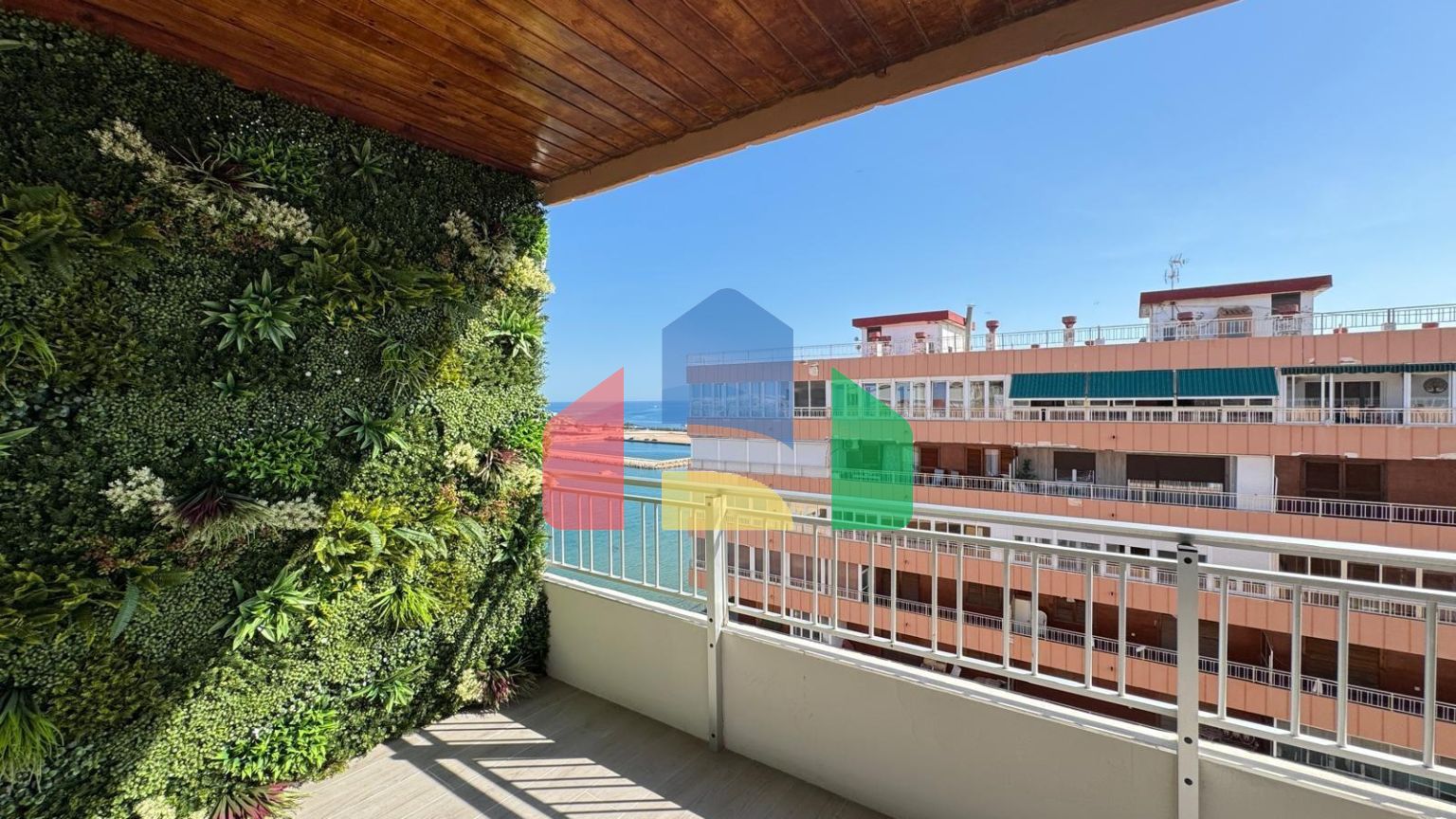 КВАРТИРА НА ПЕРВОЙ ЛИНИИ ПОСЛЕ КАП. РЕМОНТА! ПРЯМОЙ ВИД НА МОРЕ! 3 СПАЛЬНИ. 2 ВАННЫЕ. 90 М2.