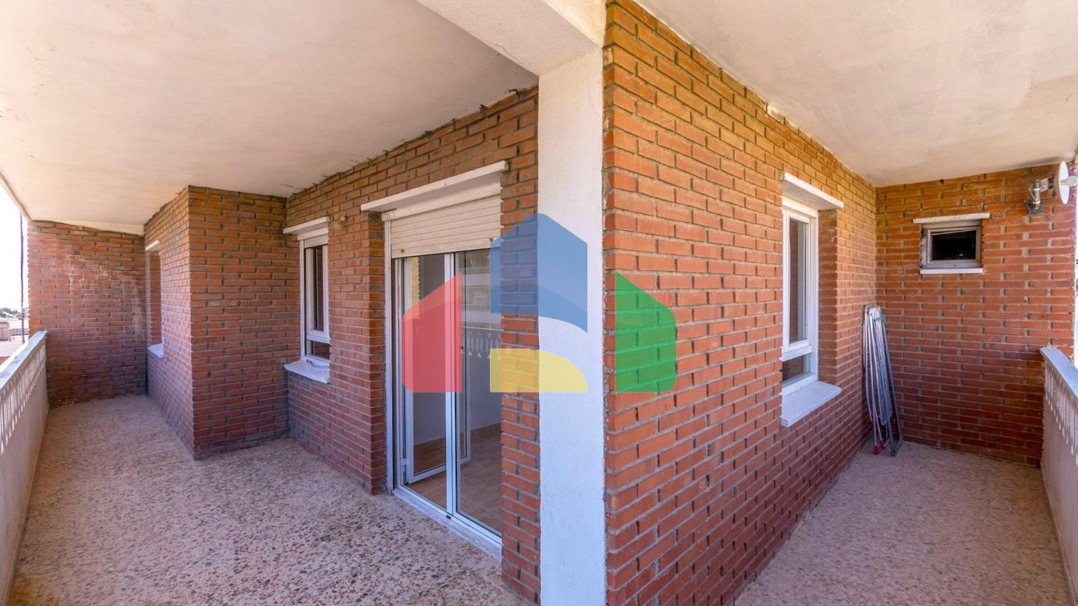 АПАРТАМЕНТЫ ВОЗЛЕ ПЛЯЖА. 3 СПАЛЬНИ. 2 ВАННЫЕ КОМНАТЫ. ТЕРРАСА 23 М2. ПЛЯЖ В 300 М.