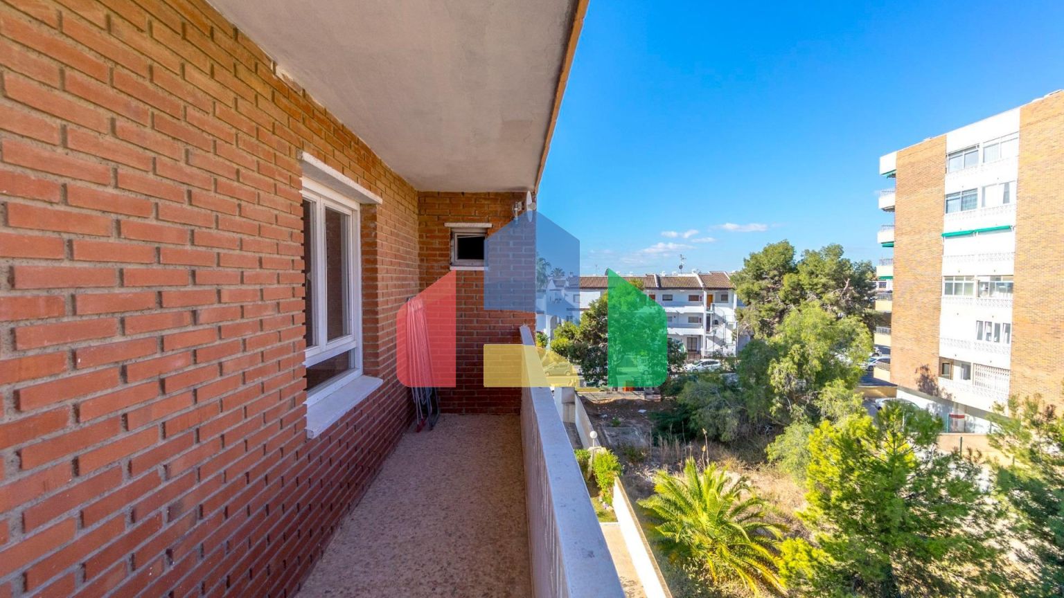 АПАРТАМЕНТЫ ВОЗЛЕ ПЛЯЖА. 3 СПАЛЬНИ. 2 ВАННЫЕ КОМНАТЫ. ТЕРРАСА 23 М2. ПЛЯЖ В 300 М.